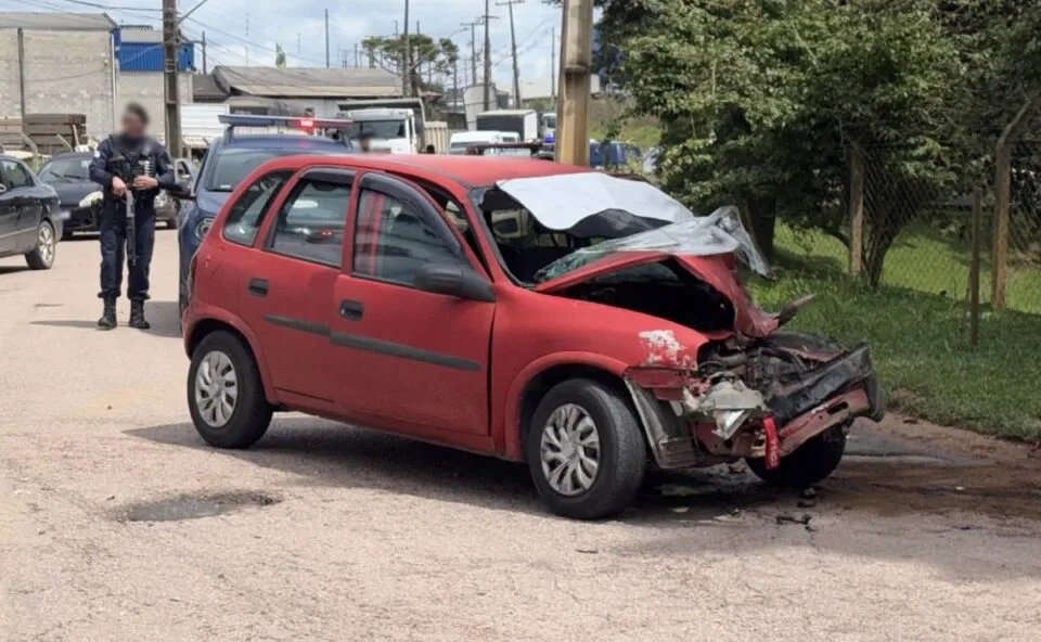 “Impacto violento”: carro bate de frente contra caminhão e motorista fica preso às ferragens em Fazenda Rio Grande