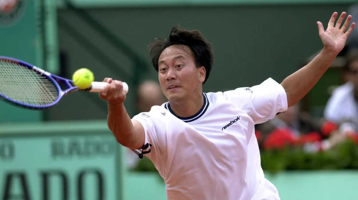 Ganó Roland Garros con 17 años, venció a Agassi, Sampras y Edberg, llegó al N°2 del mundo y hoy entrena a un prodigio del tenis