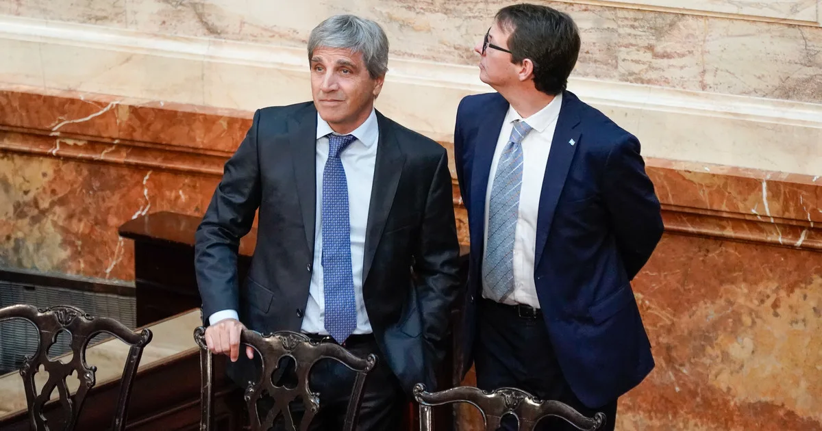 Por un fuerte recorte de gastos y a pesar del pago de deuda, el Gobierno sostuvo el superávit en julio