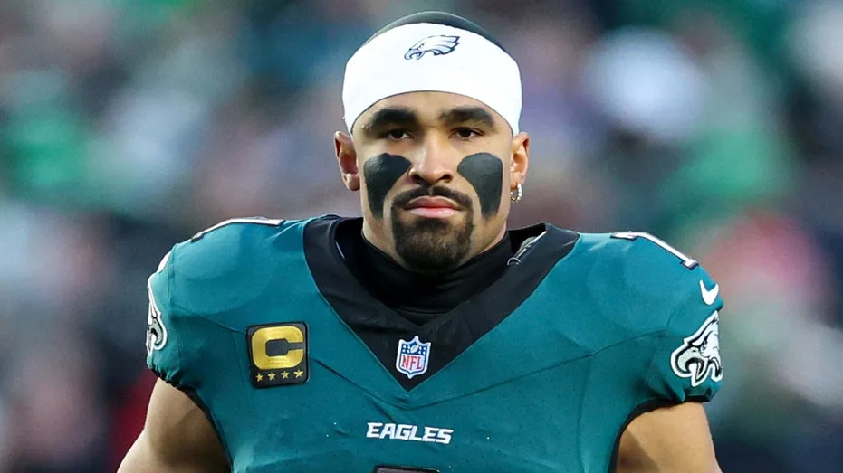 Eagles appear set to add QB from Cowboys' practice squad as Jalen Hurts deals with blood clot