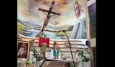 Equador. Padre morre em plena missa após ser atingido pela cruz