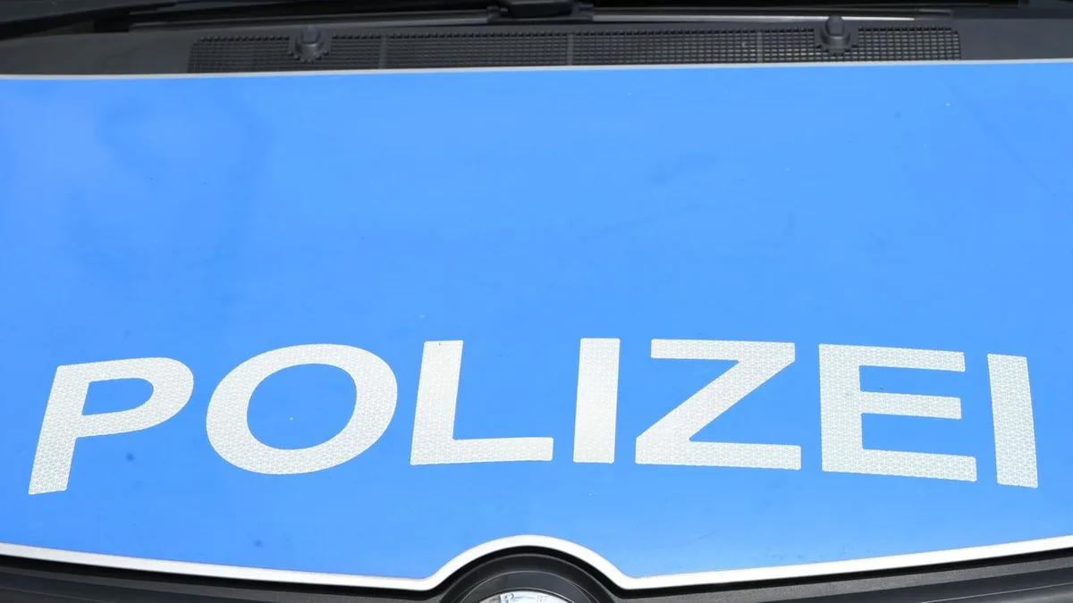 Unfall in Berlin: Auto fährt gegen Ampel - fünf Verletzte