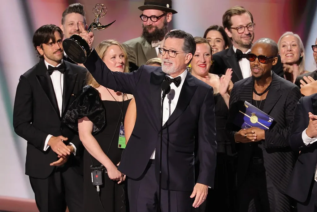 Com talk show cancelado, Stephen Colbert vence Emmy e ignora Trump em discurso