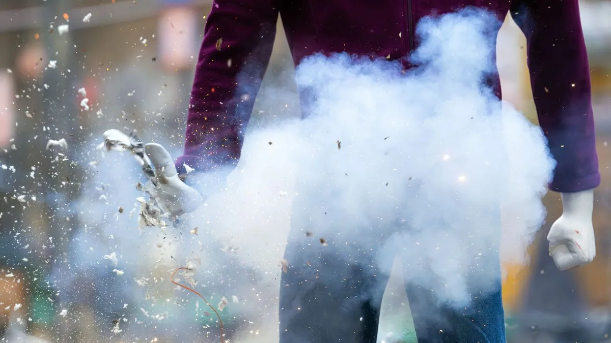 Rettungseinsatz: Jugendliche bei Pyrotechnik-Versuch teils schwer verletzt
