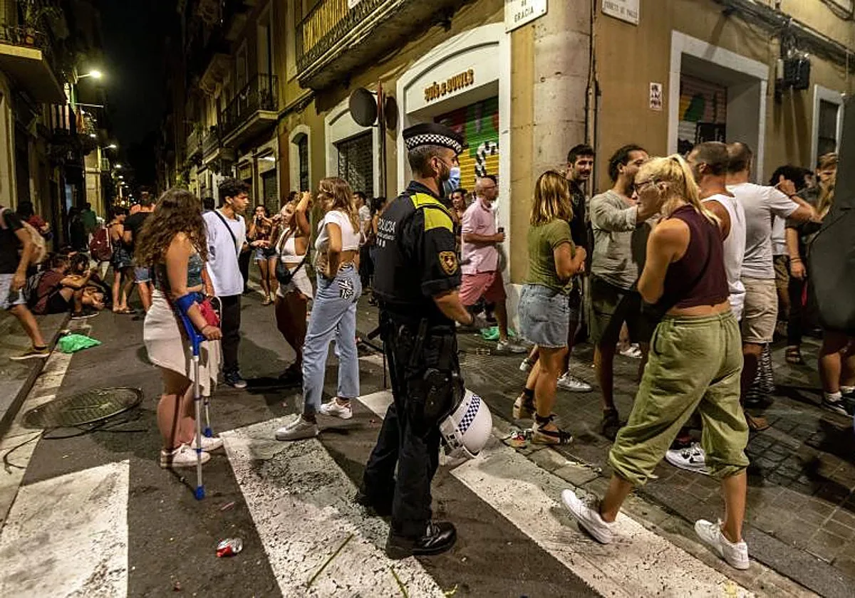 La Guardia Urbana de Barcelona investiga a dos hombres por grabar a mujeres orinando en unas fiestas de barrio