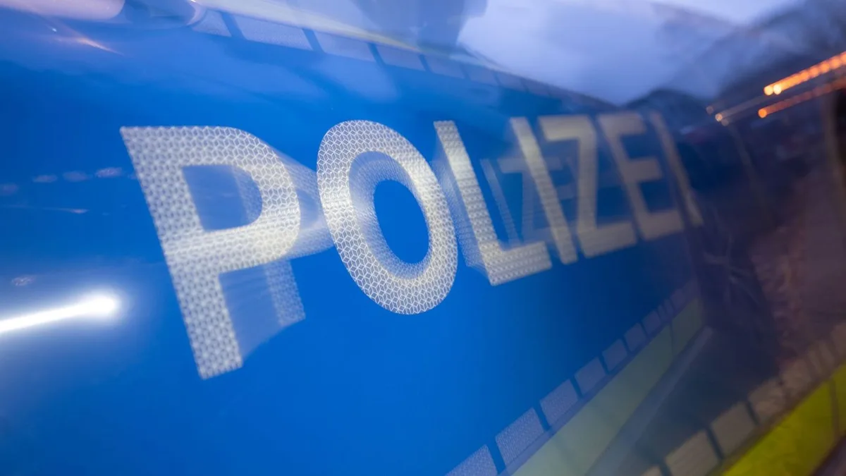 Schwerverletzter: Vom Anhänger überrollt - Fußgänger schwer verletzt