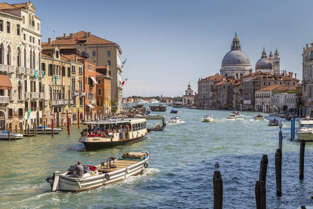Veneza já tem mais camas para turistas do que habitantes. O turismo de massas está a transformar as cidades europeias