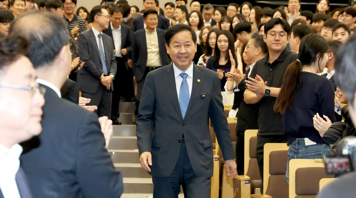 구윤철 경제부총리 “추석 연휴 고속도로 주유소 기름값 100원 인하”