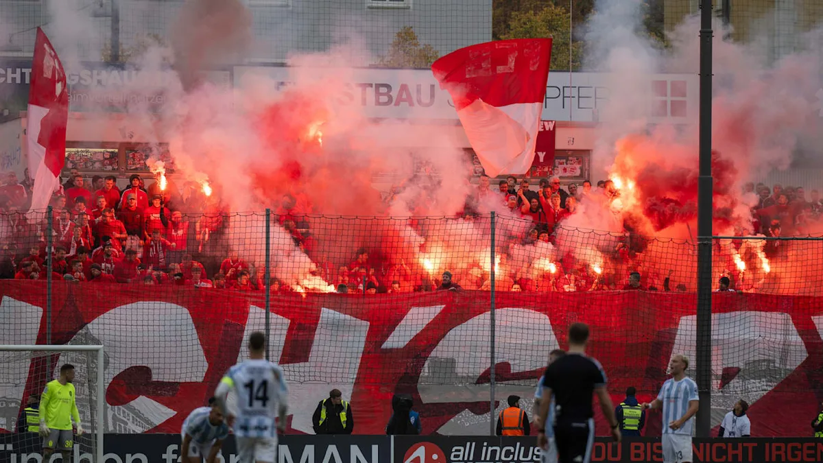Vor den Augen der Bosse - Wildes Derby! Bayern-Trainer fliegt vom Platz