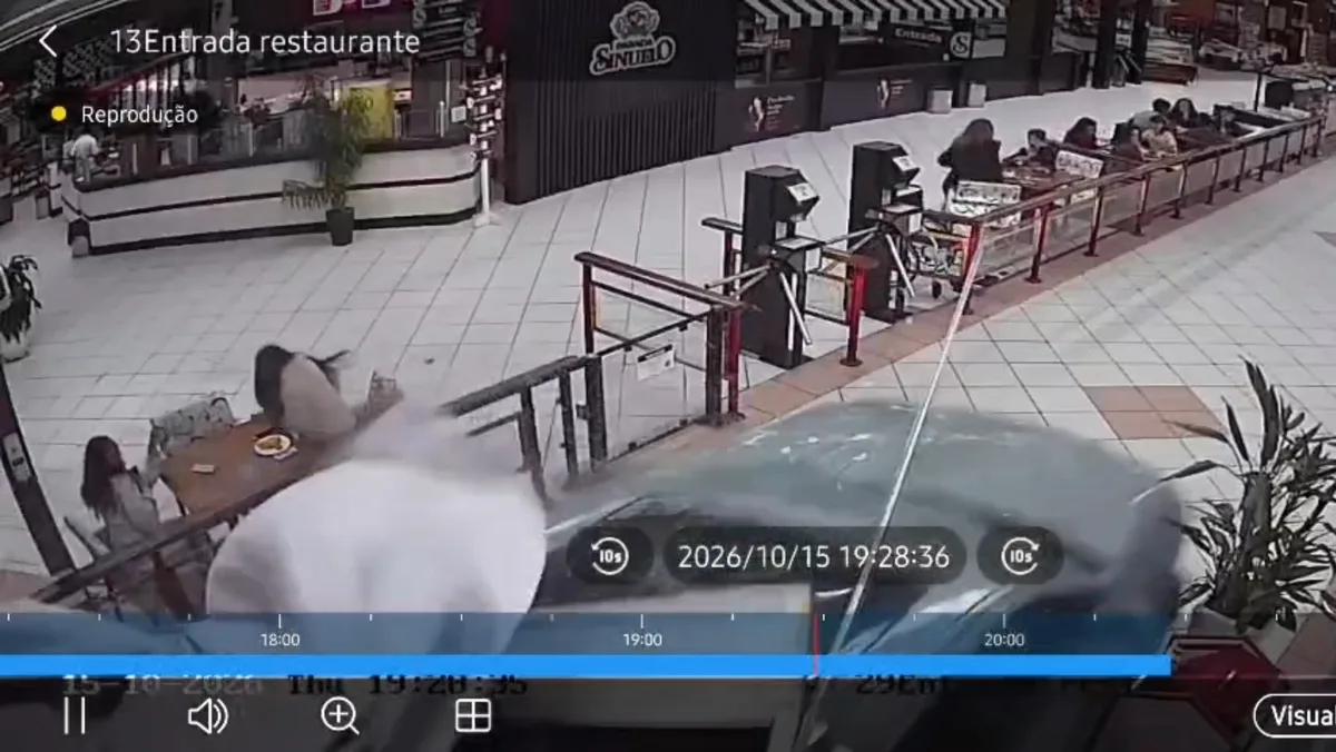 VÍDEO: carro de luxo invade restaurante e clientes fogem assustados em SC