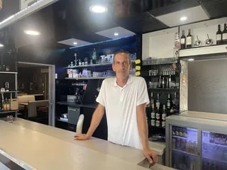 « L’université, c’était ma pause » : ce père de huit enfants et gérant de bar reprend ses études pour changer de vie