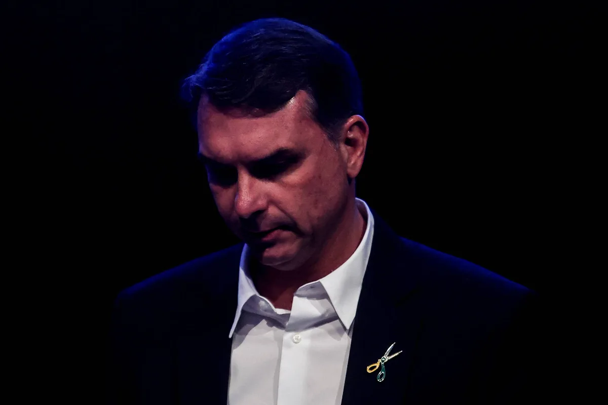 Plano de governo de Flávio Bolsonaro propõe tesouraço e novo teto de gastos