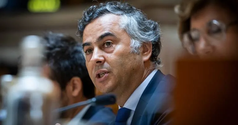 Escolas. Governo afasta regras vinculativas para uso de IA
