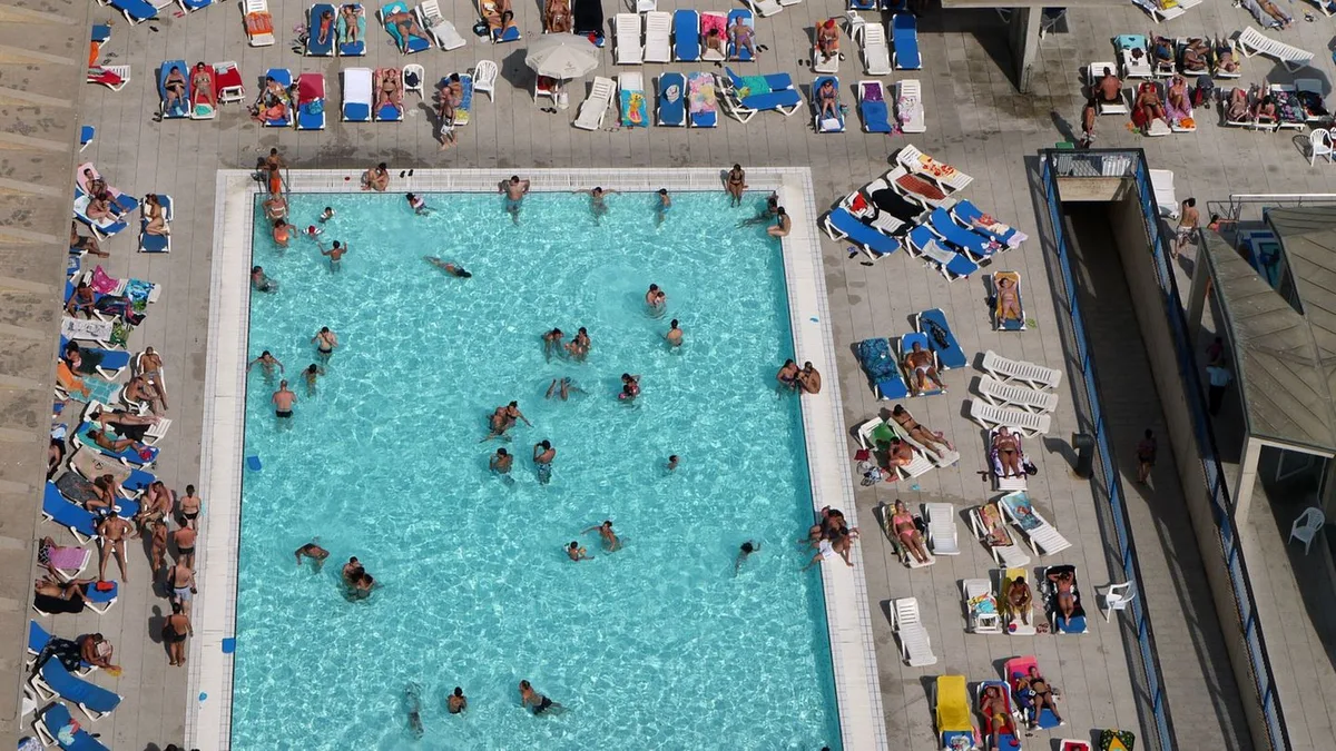 Schweinerei fürs Internet: Ekel in Spanien: Großes Geschäft im Freibad