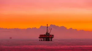 Petróleo sobe e Brent supera US$ 90 com novo temor de escalada no Oriente Médio