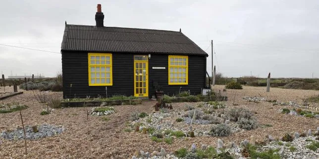 Dans la lande austère du Kent, le plasticien et cinéaste Derek Jarman a fait pousser des couleurs