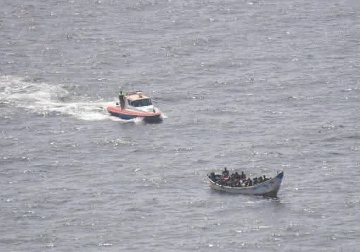 Mauritana intercepta un cayuco rumbo a Canarias con 161 personas a bordo