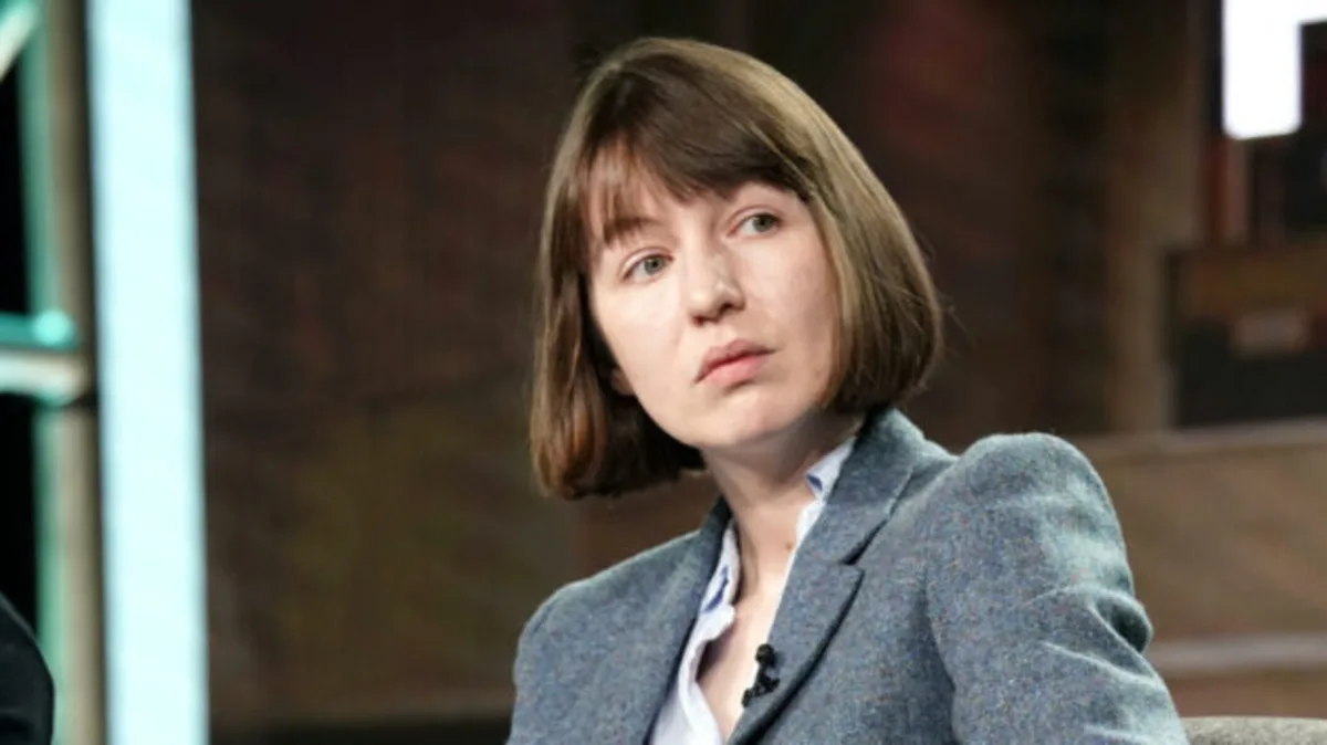 Livros de Sally Rooney são banidos do Reino Unido