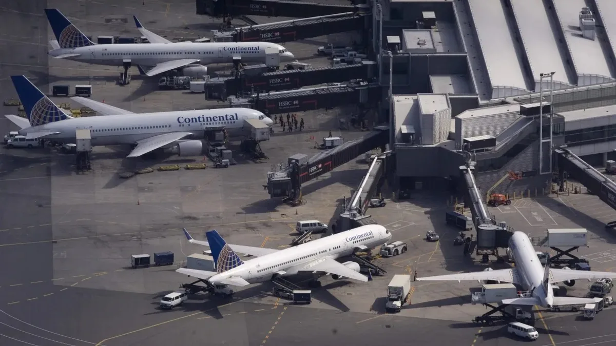 Accidente de autobús en aeropuerto de Newark dejó 13 heridos