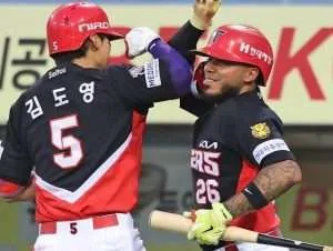 Harold Castro vuelve a brillar en Corea con dos jonrones