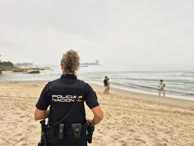 Fallece una mujer en una playa de A Coruña tras haber tenido problemas para salir del agua