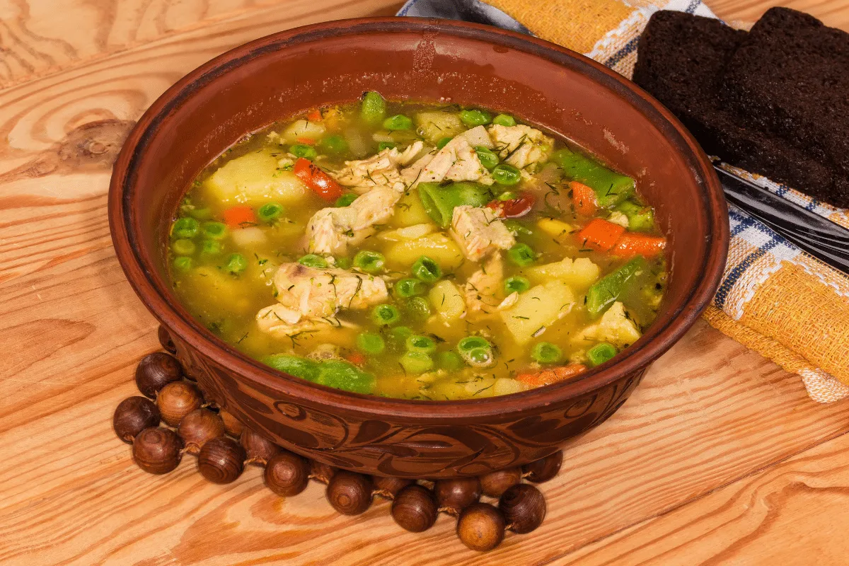 Quer um jantar leve e rico em proteínas? Veja 3 receitas de sopas saudáveis