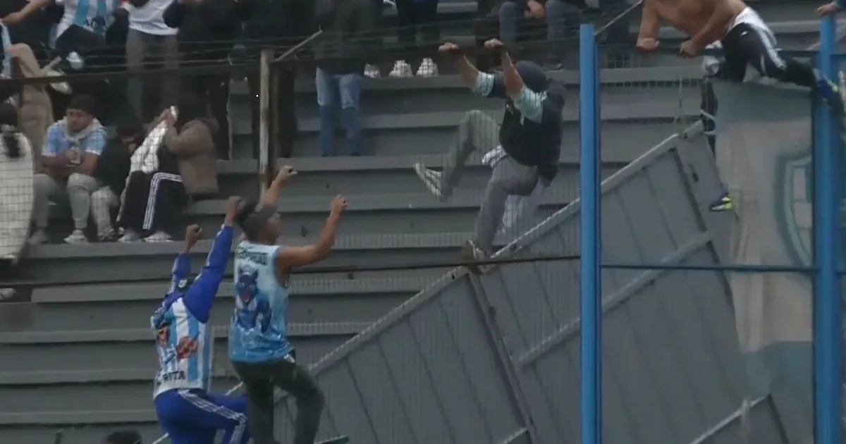 La insólita batalla en el clásico norteño: los hinchas de Lobo jujeño y el Albo salteño se pelearon trepados al alambrado