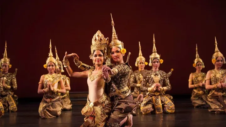 Le Cambodge, la mémoire en création : Ballet royal : la vitalité contemporaine de la danse Apsara