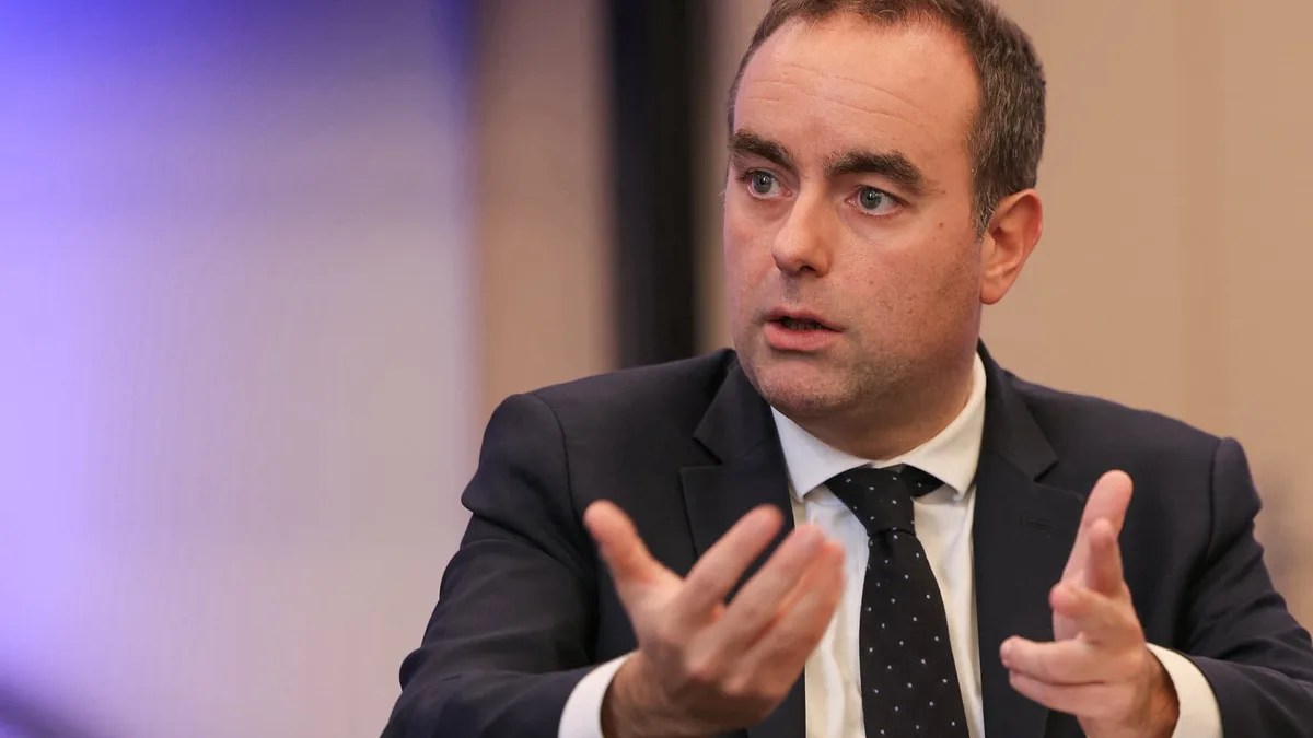 "Les projets doivent sortir de terre": Sébastien Lecornu promet d'accélérer la reconstruction de Mayotte après l'ouragan Chido