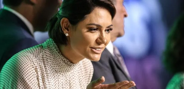 Após crise, Michelle Bolsonaro grava vídeos com Flávio: 'Todos empolgados'