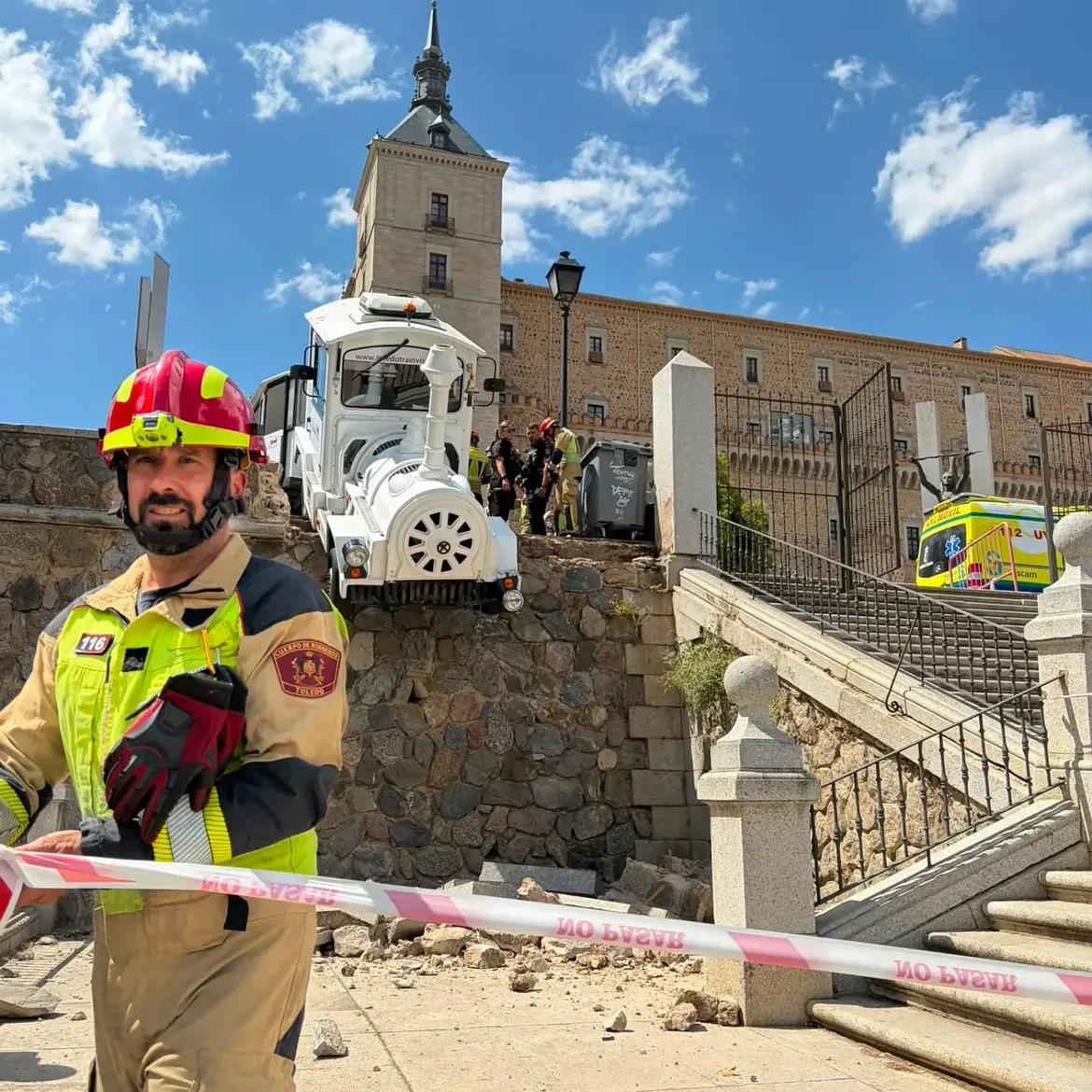Un tren turístico de Toledo se pone en marcha sin conductor, atropella a un turista y queda suspendido junto al Alcázar