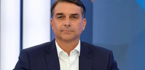 Flávio Bolsonaro na Globo ao vivo: que horas começa entrevista com o candidato hoje