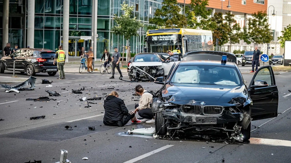 Drei Verletzte in Berlin - Zivilpolizisten bei Blaulichtfahrt verunglückt