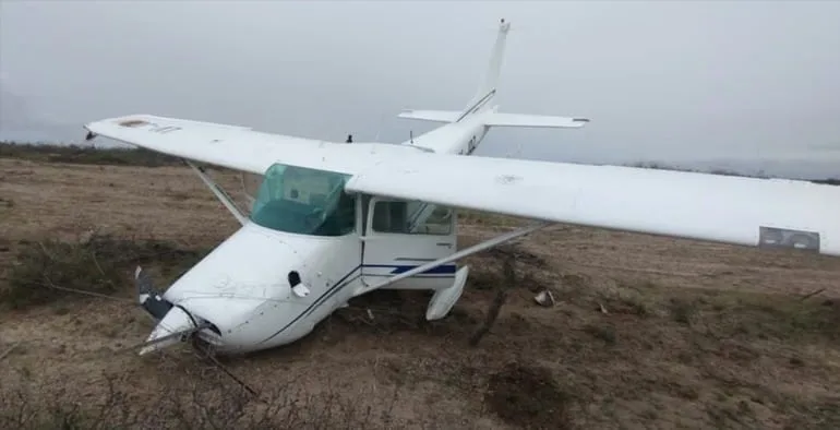 Una avioneta tuvo una falla en pleno vuelo y aterrizó de emergencia en un campo de Trelew