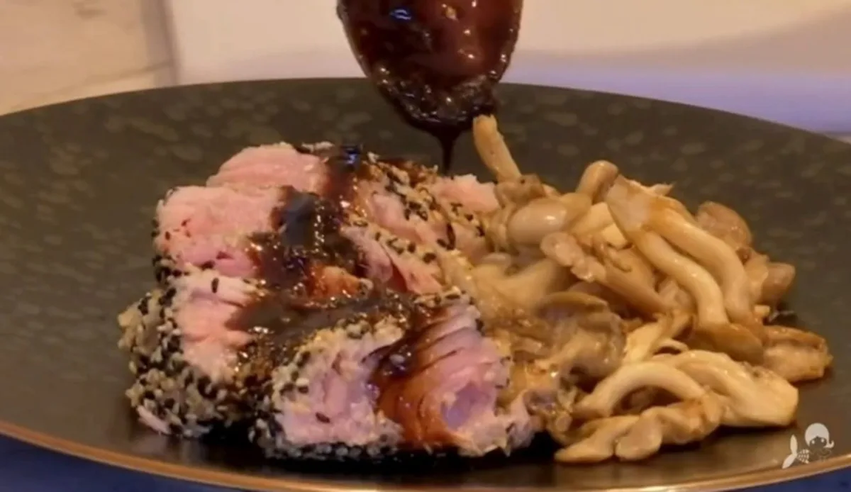Atum com crosta de gergelim e teriyaki de rapadura: confira a receita que mistura a culinária asiática com o sabor nordestino