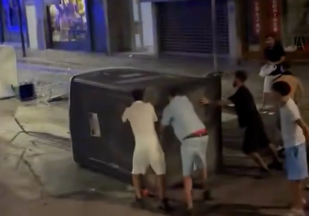 Una batalla campal en las fiestas de Sitges: barricadas, quema de contenedores y ataques a la Policía