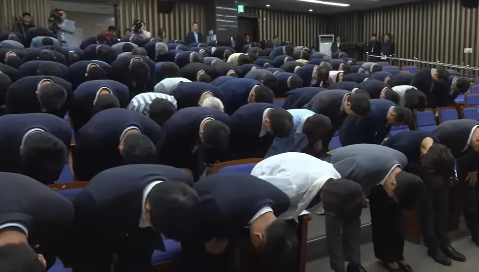 김민석 “90도 인사 과했나, 다듬을 것”…국힘 “90도 사과부터”