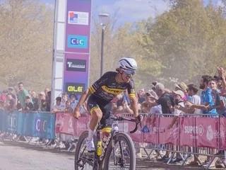 « Décrocher une si belle victoire, c’est incroyable » : à 18 ans, Léo Verrier sacré champion de France junior de gravel