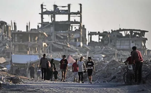 Israel mata a siete palestinos en un bombardeo contra una cafetería en Gaza; controla más del 65% de la Franja