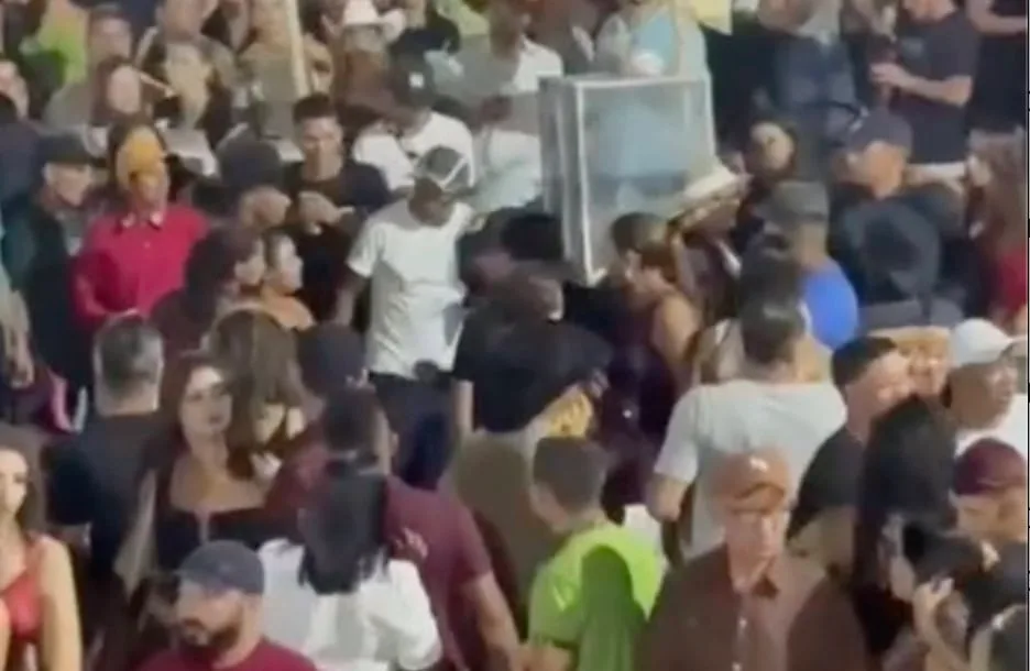 Vídeo mostra PM batendo com cacetete em mulher na ExpoTarauacá