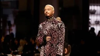 J Balvin desfiló con soltura en el Vogue World Milano 2026 ¡Míralo!
