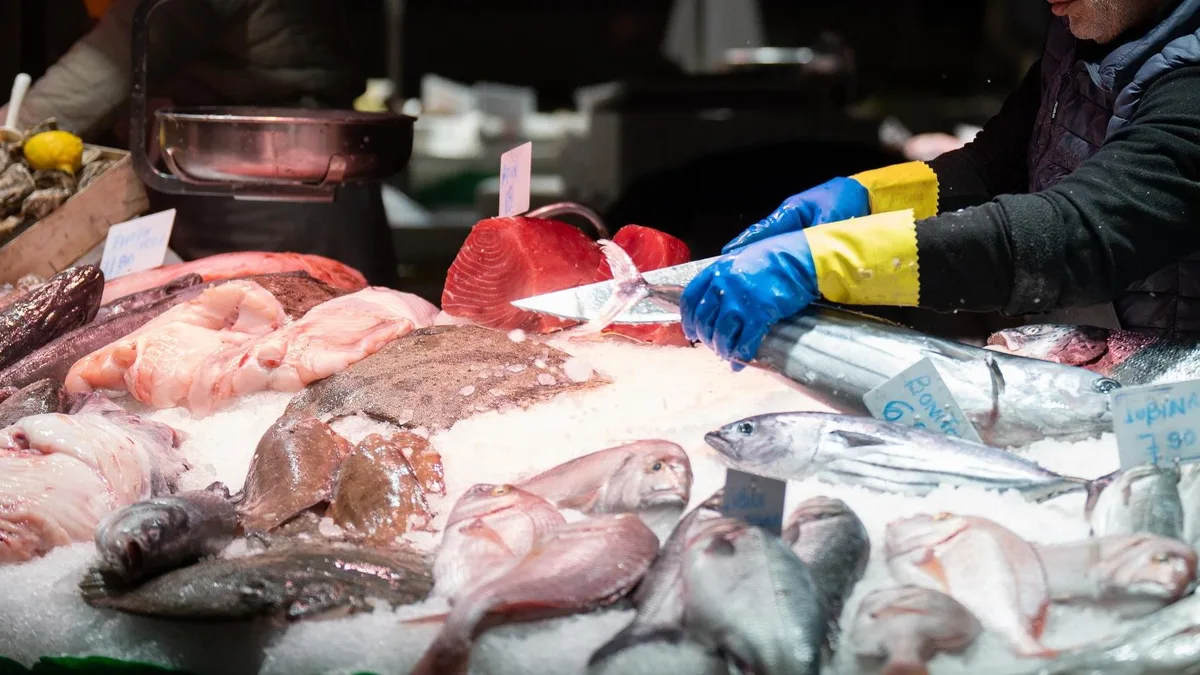 Fran Rodríguez, pescadero: "La gente no compra este pescado porque les parece feo, pero es riquísimo a la brasa"