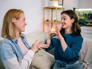 Il existe plus de 300 langues des signes différentes dans le monde, mais comment ont-elles été inventées ?