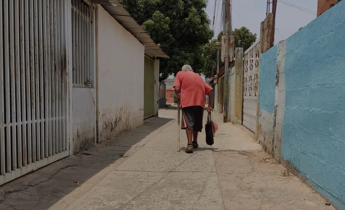 Jubilados dependen cada vez más de trabajos informales y remesas ante pensiones insuficientes
