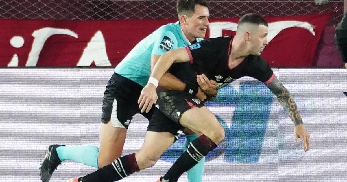 Expulsión, ataque de locura y tackle al árbitro de Ramiro Carrera, tras la victoria de Independiente sobre Lanús