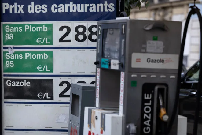 Hausse des prix des carburants: le gouvernement risque l’accident