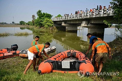 인도 갠지스강서 배 전복…힌두교 축제 가던 어린이 13명 사망