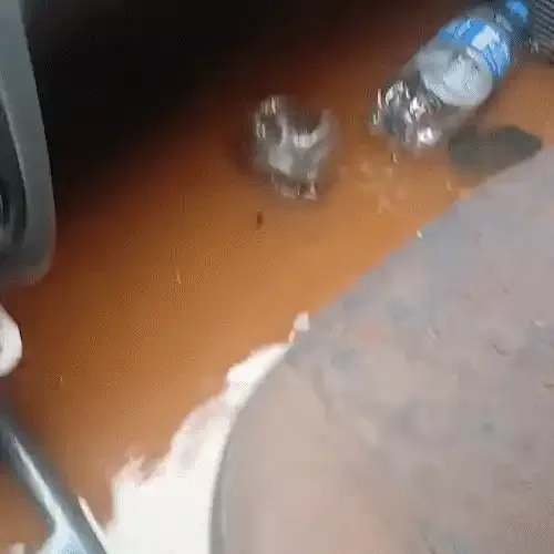 Chuva alaga Avenida Gunter Hans e carro fica cheio de água