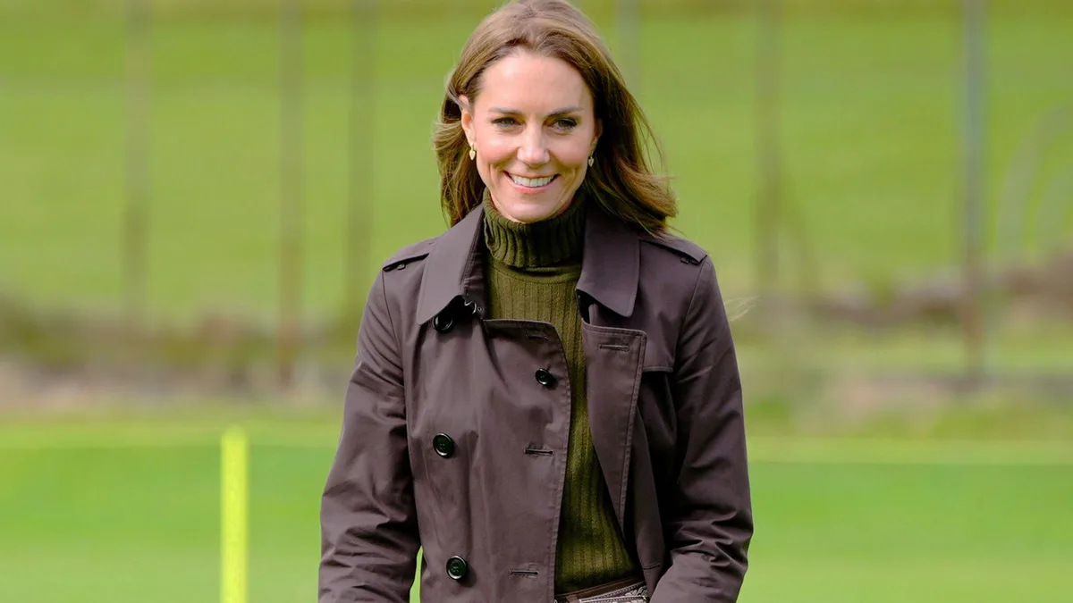 Adiós a la gabardina beige: Kate Middleton dicta que los looks para días lluviosos de otoño se ven más lujosos si vistes de estos colores
