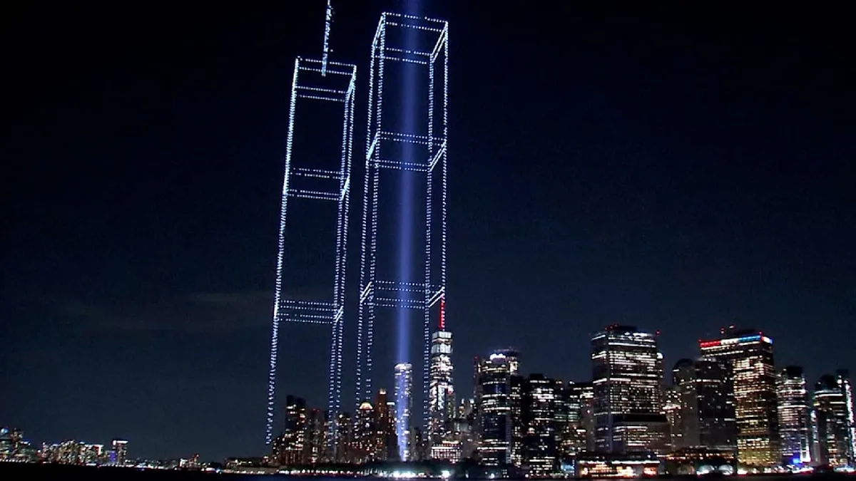 Gedenken an 11. September - Drohnen malen Twin-Towers in den Himmel